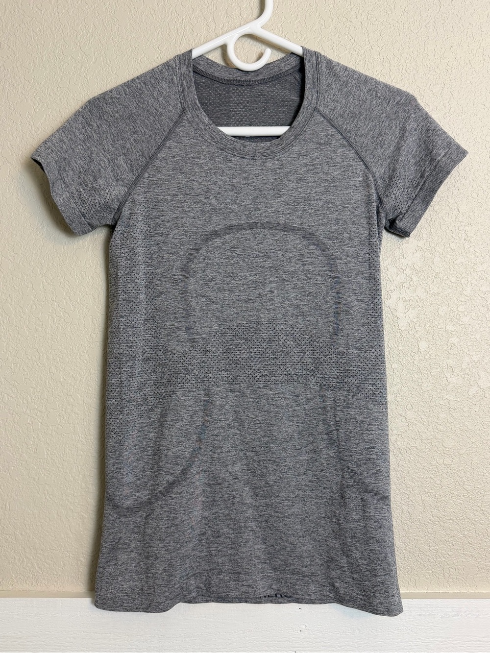 Lululemon Gray Women's Athletic Short Sleeve Top size 6
